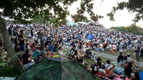 台東熱氣球活動湧人潮　僅少數人戴口罩