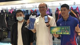 林騰蛟次長(中)順利以動滋券QR Code購買運動服。（圖／體育署提供）