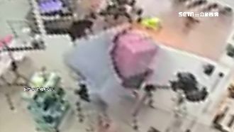 美容師90度倒狗籠！小狗前腳慘骨折