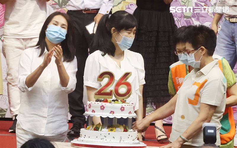 病友李宏婷（右）出席肝基會26周年慶。（記者邱榮吉/攝影）