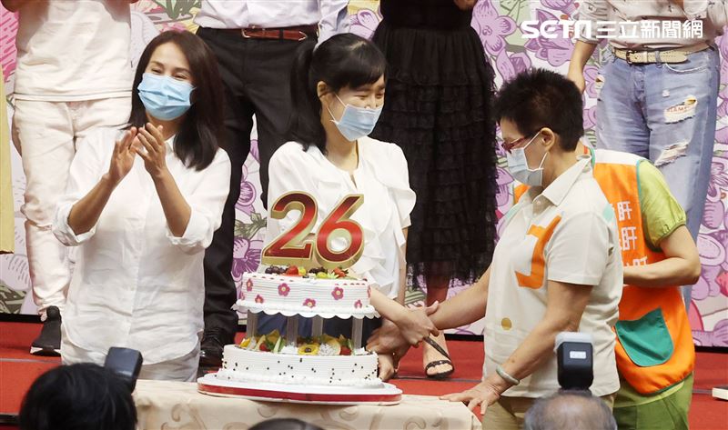 病友李宏婷（右）出席肝基會26周年慶。（記者邱榮吉/攝影）