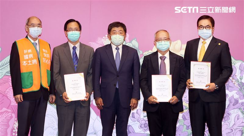 肝基會董事長許金川頒獎有功人員。（記者邱榮吉/攝影）