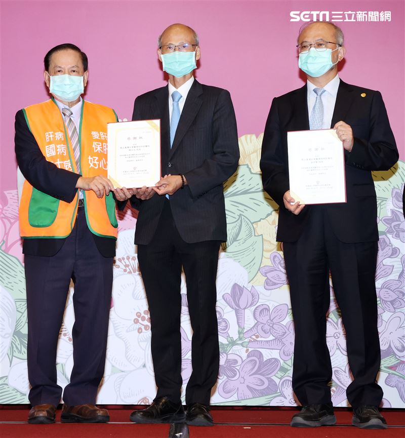 肝基會董事長許金川頒獎有功人員。（記者邱榮吉/攝影）