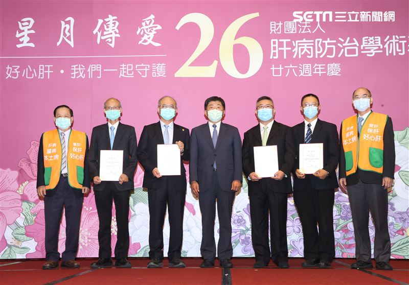 肝基會董事長許金川頒獎有功人員。（記者邱榮吉/攝影）