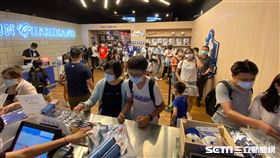 動滋券上路首日，球迷用動滋券購買富邦悍將周邊商品。（圖／記者王怡翔攝影）