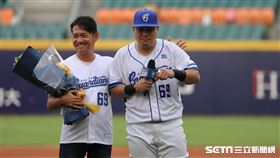 ▲富邦悍將捕手張進德邀請國小教練開球。（圖／記者劉彥池攝影）