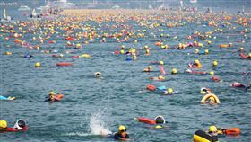 日月潭萬人泳渡　2萬人游3公里日月潭萬人泳渡24日在日月潭朝霧碼頭登場，近2萬名泳客魚貫下水，游往對岸伊達邵碼頭，全長約3公里。中央社記者蕭博陽南投縣攝　106年9月24日