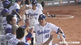 ▲富邦悍將捕手張進德敲出3分砲。（圖／記者劉彥池攝影）
