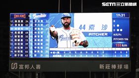 ▲富邦悍將先發投手索沙完投9局，第9局飆出155公里速球。（圖／記者劉彥池攝影）