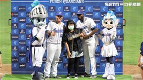 ▲富邦悍將捕手張進德、投手索沙獲選單場MVP。（圖／記者劉彥池攝影）