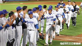 ▲富邦悍將球員慶祝勝利。（圖／記者劉彥池攝影）