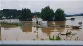 南韓全北暴雨潰堤！70住戶「全淹光」　現土石流民忙避難
圖／翻攝自@Terry_if_推特