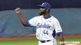 ▲富邦悍將先發投手索沙完投9局。（圖／記者劉彥池攝影）