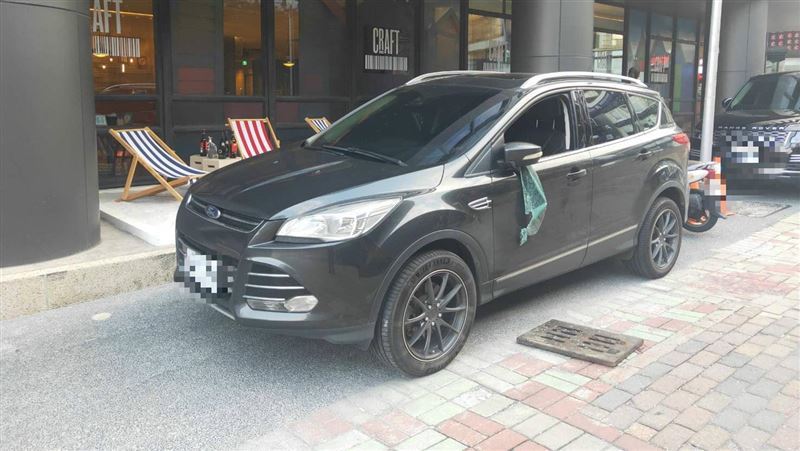 酒醉英男持水溝蓋砸車　回派出所秒睡