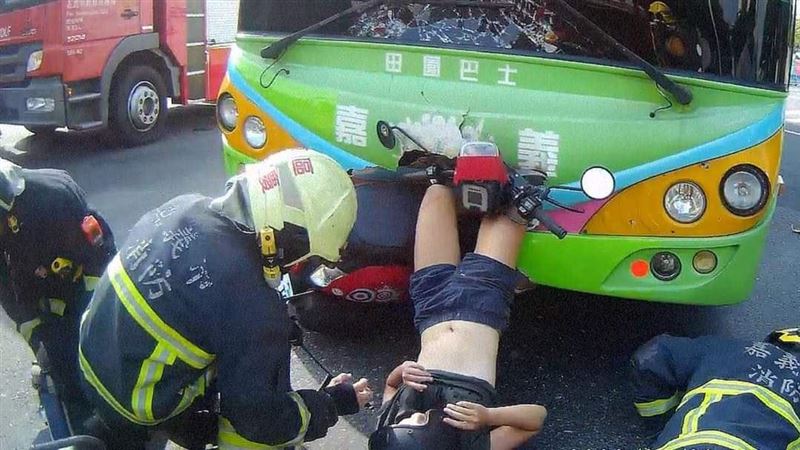 18歲妹騎車撞公車　雙腳插車頭倒掛