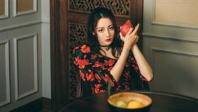 迪麗熱巴辣露胸前春光。（圖／翻攝自微博）