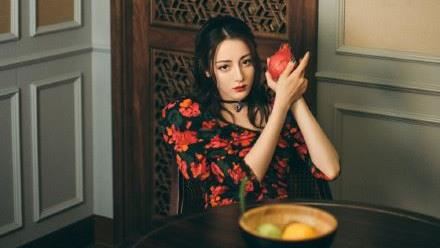 迪麗熱巴趴桌豪乳滑出　激裸逆天長腿