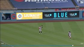 ▲巨人左外野手潘斯（Hunter Pence）找不到飛球，投手庫耶托（Johnny Cueto）無安打比賽破功。（圖／翻攝自MLB官網）