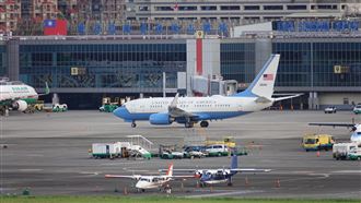 快訊／美國衛生部長專機降落松指部