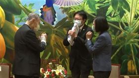 前日本首相森喜朗與蔡英文會面，互相拱手不握手。（圖／總統府提供）