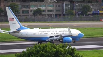 美衛生部長抵台　專機見星條旗網暴動