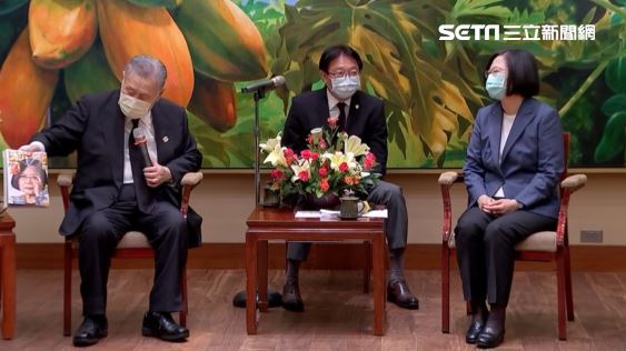 森喜朗伴手禮竟是這本…小英驚喜接受