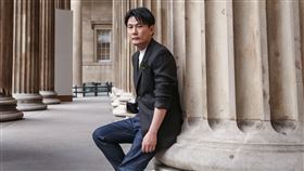 張信哲翻玩《港囧》主題曲《清風徐來》。（圖／潮水音樂提供）