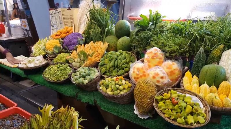 夜市秀野菜讓你猜　擲筊拿獎品吸人氣