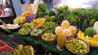 夜市秀野菜讓你猜　擲筊拿獎品吸人氣