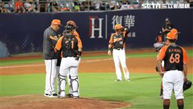 ▲統一獅投手教練納瓦洛喊暫停、投手陳韻文。（圖／記者劉彥池攝影）