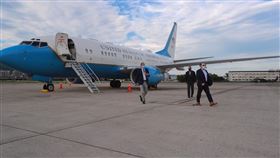 艾薩部長（左一）搭乘美國軍機抵達臺灣。（圖／外交部提供）