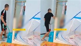 平頭男將男童倒掛在梁柱上，在持條狀物狂抽。（圖／翻攝自大馬亞洲爆料公社） 