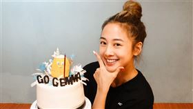 鬼鬼吳映潔提早過生日。（圖／avex taiwan提供）