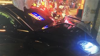 男子酒駕自撞　保時捷車頭炸裂變廢鐵
