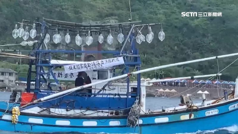 不滿潛客闖航道　龍洞漁民19船抗議