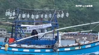 不滿潛客闖航道　龍洞漁民19船抗議