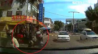 堆高機牙叉「搶道」鏟機車雙人前空翻