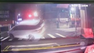 轎車闖紅燈遭撞　飛起波及無辜小黃