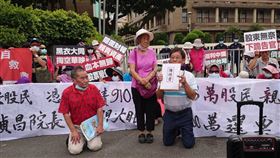 150名華映股東至行政院下跪陳情。（圖／華映股東自救會執行長提供）