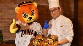 ▲統一獅隊萊恩挑戰一日漢堡主廚。（圖／統一獅隊提供）