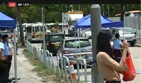 警員同時到壹傳媒及蘋果日報位於將軍澳的辦事處搜查（圖／截自Stand News 立場新聞粉專直播）