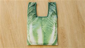 什麼都裝菜提袋：KUSO造型相當吸睛，裝進手機錢包就能輕巧悠遊整個金山。（朱銘美術館提供）