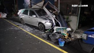 疲勞駕駛逆撞檳榔攤　目擊者急閃躲劫