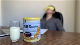 ▲除了熱敷放鬆眼睛周圍肌肉外，也可透過補充葉黃素才照顧眼精。（圖／易而善提供）