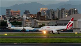 美國衛生部長艾薩（Alex Azar）抵達台灣，日本前首相森喜朗同樣也率員來台追思前總統李登輝，美日雙方的飛機皆降落於台北松山機場。美日專機同框（圖／打天梯攝機隊Robert提供）