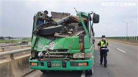 曳引車輪如血滴子　砸對向另一曳引車（圖／翻攝畫面）