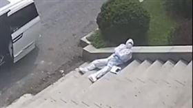  ▲有網友質疑防疫醫護是假摔作秀。（圖／翻攝自人民日報）