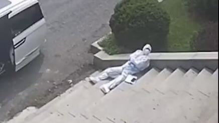 中國醫護摔傷頭影片曝！陸網友眼尖…