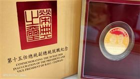 今年「英德」紀念金幣定價5.6萬元，突破當年「馬吳」紀念幣5.4萬元，為史上最高價。金幣　銀幣　黃金　金價（圖／讀者提供）