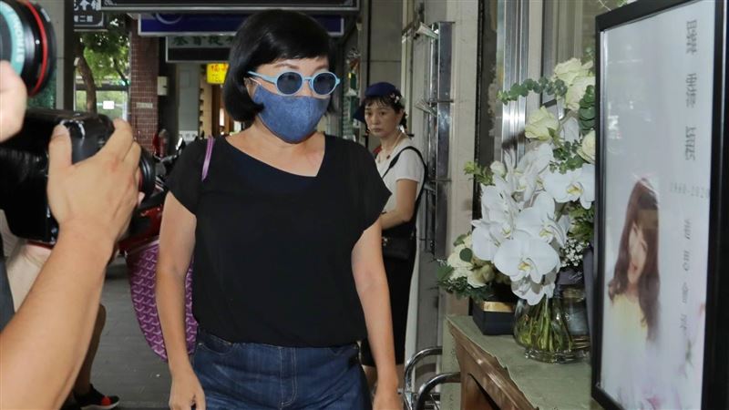 奔羅霈穎靈堂　吳淡如哭喊：我很愛她